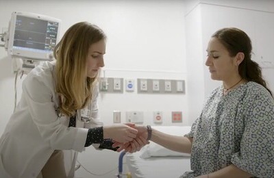 Кодирование Аквилонг в Миассе Врач держит пациентку за руку